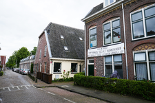 849124 Gezicht in de Zonstraat te Utrecht, met rechts het huis Zonstraat 21D met aan de voorgevel een spandoek met de ...